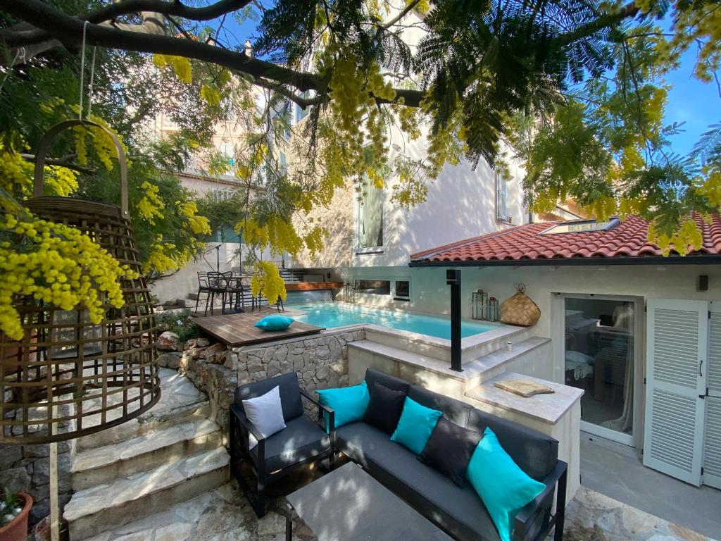 Pool, garden terrace and outdoor lounge at Villa Cannes Côte sud